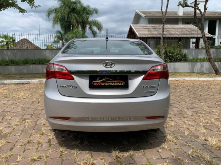 HYUNDAI - HB20S - 2013/2014 - Prata - R$ 58.900,00
