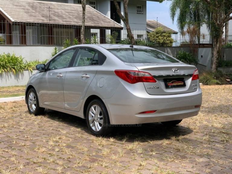 HYUNDAI - HB20S - 2013/2014 - Prata - R$ 58.900,00